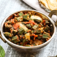 India4U Bern Bhindi Jelfrize – Gebratene Okra mit Paprika & Zwiebeln