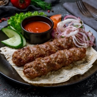 Lamb Seekh Kebab – würzige Lammhackspiesse aus dem Tandoor, serviert bei India4U Bern