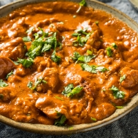 Indisches Lamm-Tikka Masala in cremiger Tomatensauce mit frischen Kräutern – India4U Bern