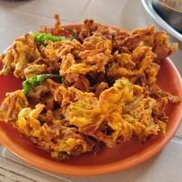 Mix Veg Pakora bei India4U Bern – frittierte Gemüsebällchen mit Gewürzen