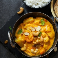 India4U Bern Navrattan Korma – Mixed vegetable curry with nuts in creamy sauce