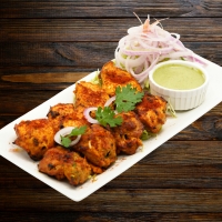 Zartes Poulet vom Grill, mariniert mit Knoblauch und indischen Gewürzen – Chicken Garlic Tikka bei India4U Bern