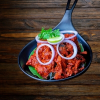 Zarte Pouletstücke in Tandoori-Gewürzmarinade gegrillt – Chicken Tikka bei India4U Bern