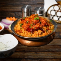 Biryani mit zartem Poulet und frischem Gemüse – geschichtet mit Safranreis, serviert bei India4U Bern