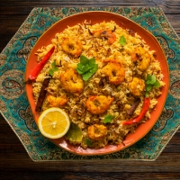 Garnelen-Biryani mit saftigen King Prawns und aromatischem Safranreis – serviert bei India4U Bern