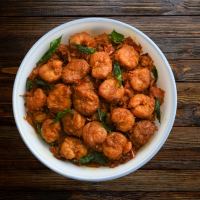 Crevetten in würziger Jalfrezi-Sauce mit Paprika, Zwiebeln und Tomaten – frisch serviert bei India4U Bern