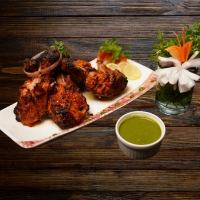 Tandoori Mix-Grill mit Poulet, Lamm, Fisch und Paneer – serviert bei India4U Bern