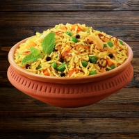 Aromatische Gemüse-Biryani mit Basmatireis, indischen Gewürzen und Röstzwiebeln – serviert bei India4U Bern