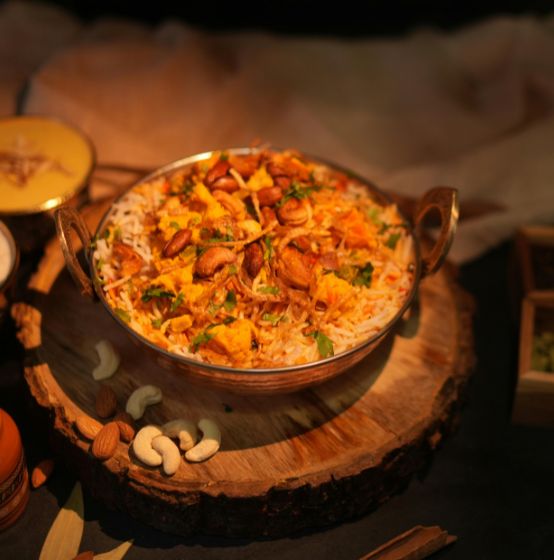 Indisches Curry mit Cashewnüssen und frischen Kräutern – serviert bei India4U Bern